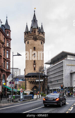 Francfort, Allemagne. Eschenheim Tower est une ancienne porte de la ville, une partie de la fin des fortifications médiévales Banque D'Images