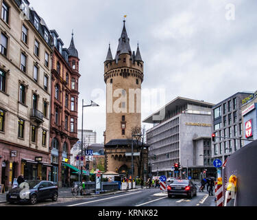 Francfort, Allemagne. Eschenheim Tower est une ancienne porte de la ville, une partie de la fin des fortifications médiévales Banque D'Images