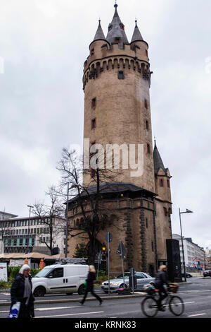 Francfort, Allemagne. Eschenheim Tower est une ancienne porte de la ville, une partie de la fin des fortifications médiévales Banque D'Images