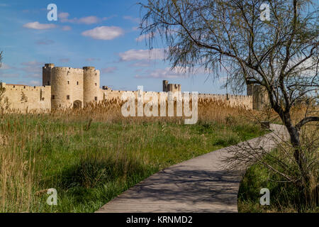 Les murs entourant la cité médiévale fortifiée d'Aigues-Mortes, vu de la passerelle du marais salé. Aigues-Mortes, France. 2017. Banque D'Images