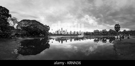 Vue panoramique sur le lac d'Angkor Wat et à la réflexion, un complexe de temple près de Siem Reap au Cambodge et le plus grand monument religieux du monde Banque D'Images