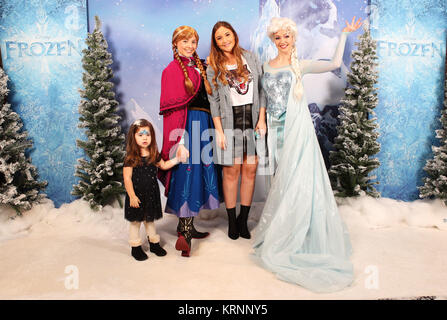 Jacqueline Jossa et sa fille Ella (2) Rencontrez bien-aimé caractères congelé, Anna, Elsa et l'OLAF, à une séance spéciale à l'occasion de la sortie de la nouvelle mini film Disney's Frozen Olaf Aventure. Le 21-minute featurette de fête sera projeté aux côtés de gelée au cinéma du Canada entre 25th-26th November 2017. © Disney comprend : Jacqueline Jossa, Ella Où : London, Royaume-Uni Quand : 19 novembre 2017 Crédit : Joe Pepler/WENN.com/PinPep Banque D'Images