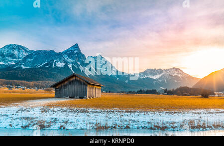 Paysage alpin au coucher du soleil d'hiver Banque D'Images