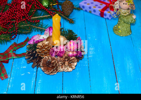 Décoration de Noël pour la maison avec une bougie jaune Banque D'Images