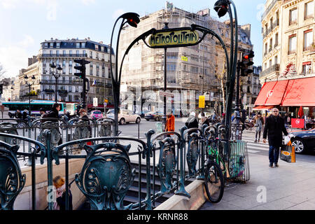 La station de métro Place de Clichy - Paris - France Banque D'Images