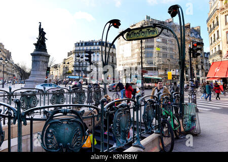 La station de métro Place de Clichy - Paris - France Banque D'Images