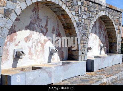 Fontaine en pierre dans la campagne Banque D'Images