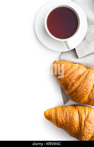 Beurre savoureux croissant et une tasse de thé. Banque D'Images