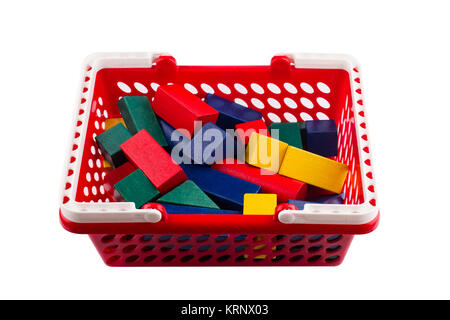 Panier en plastique rouge avec des blocs de construction en bois on white Banque D'Images