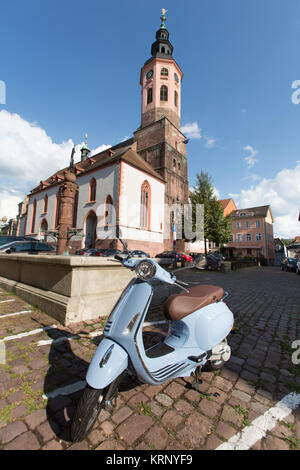 Ville de Baden-Baden, Allemagne. Vue pittoresque sur une moto Vespa Primavera, avec l'Église baptiste Schwanenburg en arrière-plan. Banque D'Images