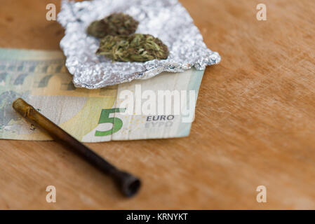 Close up de la marijuana,pipe et de l'argent Banque D'Images