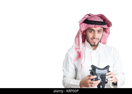 Jeune musulman guy essayer lunettes VR. Isolées. Fond de page. Banque D'Images