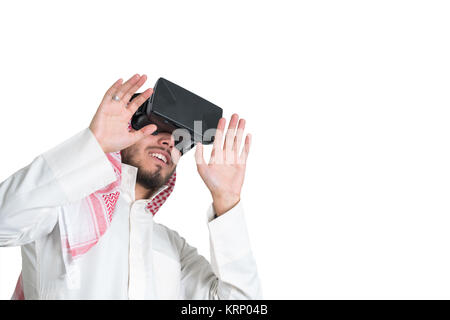 Jeune musulman guy essayer lunettes VR. Isolées. Fond de page. Banque D'Images