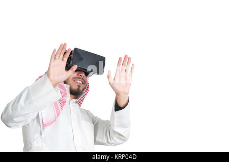 Jeune musulman guy essayer lunettes VR. Isolées. Fond de page. Banque D'Images