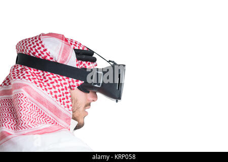 Jeune musulman guy essayer lunettes VR. Isolées. Fond de page. Banque D'Images