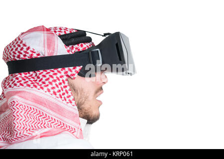 Jeune musulman guy essayer lunettes VR. Isolées. Fond de page. Banque D'Images