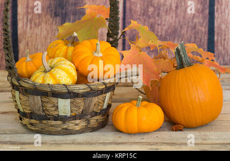 Les citrouilles et les feuilles d'automne sur plancher bois Banque D'Images