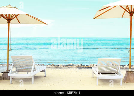 Chaises de plage de sable blanc tropicales exotiques Banque D'Images