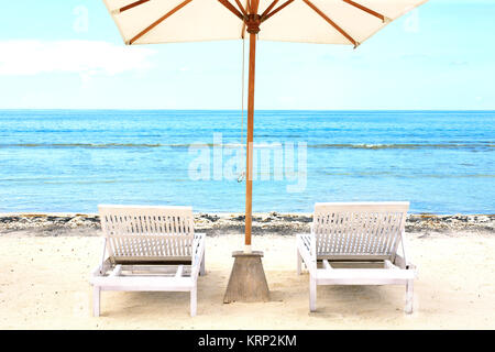 Chaises de plage de sable blanc tropicales exotiques Banque D'Images