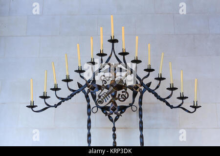 Fer forgé ancien dans une église catholique, Candleabra Banque D'Images