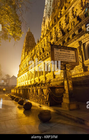 Le mur de la Mahabodhi Temple dans la nuit, l'éclairage. Banque D'Images