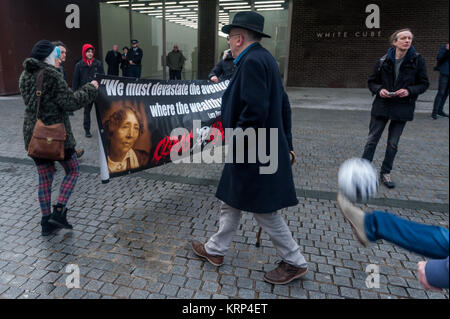 La guerre de classe d'escadrons de la mort de femmes mettre leur bannière en face de la galerie White Cube Bermondsey montrant Gilbert & George's 'Bannières' dans la lutte contre le thème du football-gentrifcation de protestation. Banque D'Images