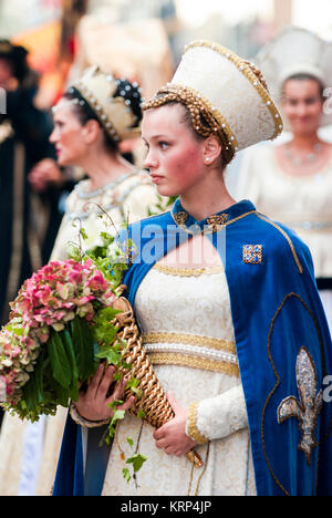 Asti, Italie - le 19 septembre 2010 : Jeune Princesse médiévale, au cours de la parade historique de la Palio d'Asti en Piémont, Italie. Les jeunes damadel Moyen Âge au Palio de fleurs Banque D'Images