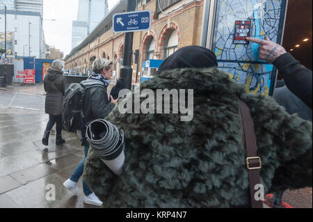 La guerre de classe que quitter la zone après leur protestation anti-gentrifcation en dehors de Bermondsey White Cube Gallery un doigt pointe vers l'une de leur brigade mort femmes autocollants sur la carte d'une rue. Banque D'Images