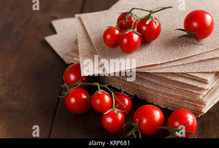 Matières les feuilles de lasagne et tomates cerises Banque D'Images