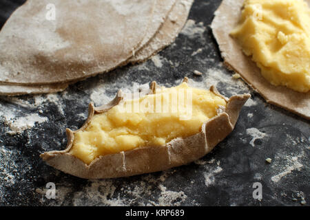 Le carélien traditionnel pasties avec pommes de terre Banque D'Images