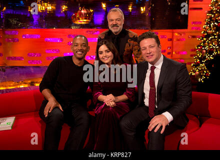 Graham Norton de l'hôte (arrière-plan) avec (de gauche à droite) Will Smith, Jenna Coleman et Jamie Oliver pendant le tournage de The Graham Norton Show à la London Studios, à être diffusé sur BBC One le vendredi soir. Banque D'Images