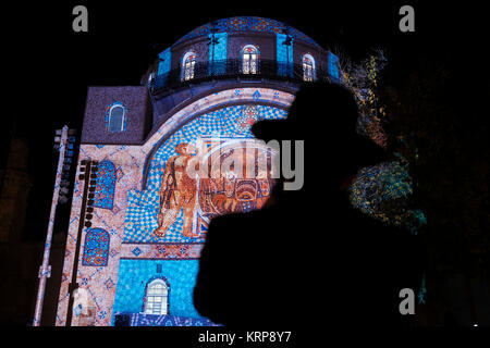 Projection vidéo de vues de juif ultra orthodoxe représentant la mosaïque byzantine sur la synagogue reconstruite de Hurva également connue sous le nom de Hurvat Rabbi Yehudah He-Hasid pendant la fête juive de Hanukkah, la fête des lumières, dans le quartier juif de la vieille ville de Jérusalem Israël Banque D'Images