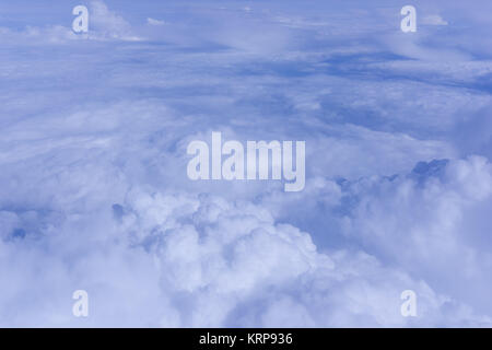 Ciel nuages. Sur les nuages. Cloudscape. Ciel bleu et nuages blancs. Cumulus Banque D'Images