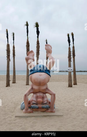 Une statue représentant l'image emblématique du premier Premier Ministre d'Israël, David Ben Gourion décisions handstand faite par la société allemande Artilink Productions, sur Frishman, au littoral méditerranéen de Tel Aviv en Israël Banque D'Images