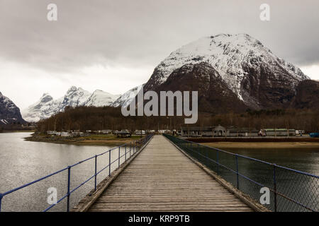 Romsdalen Rauma, en Norvège - Avril, 19, 2017 : un pont de bois sur la rivière Rauma mène à Andalsnes, Camping situé à proximité de Pluscamp Sandvik et Trollstigen. Banque D'Images