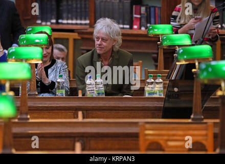 Sir Bob Geldof à la Bibliothèque nationale d'Irlande (INT) à Dublin avec le ministre de la Culture et de la bibliothèque de Madigan Josepha directeur Dr Sandra Collins, comme il a annoncé que l'aide de bande Trust fait don de ses archives à l'INT. Banque D'Images