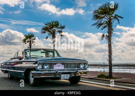 1964 Ford Galaxie 500 voiture américaine classique à Southend sur le front de mer avec des palmiers. Plaque USA. Look vintage. Bord de mer. Route côtière Banque D'Images