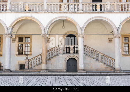Château de Cracovie, vue sur une partie des bâtiments de la Renaissance entourant la cour au centre du complexe du château de Wawel à Cracovie, en Pologne. Banque D'Images