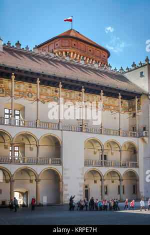 Colline du Wawel de Cracovie, vue sur une partie de la cour Renaissance à arcades au centre du château royal de Wawel à Cracovie, en Pologne. Banque D'Images