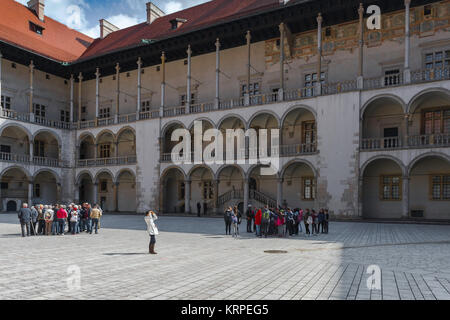 La cour du château de Wawel, vue sur la cour Renaissance à arcades au centre du château royal de Wawel à Cracovie, en Pologne. Banque D'Images