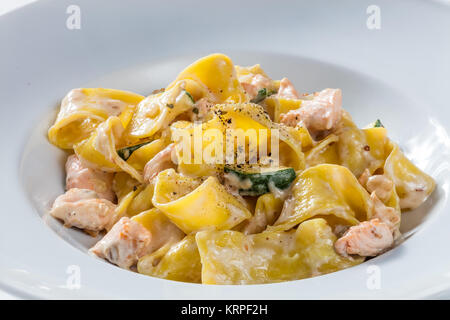 Tagliatelle avec du poulet Banque D'Images
