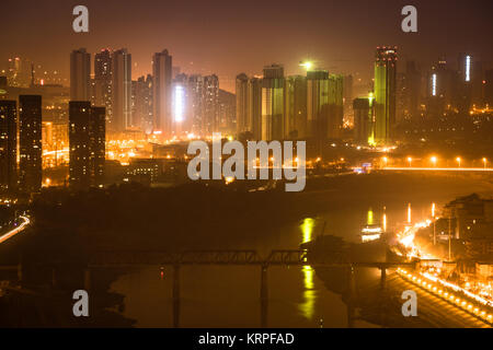 Vue aérienne de nuit paysage urbain entre la rivière Han et Hankou Wuhan Hanyang districts dans le centre de la Chine Banque D'Images
