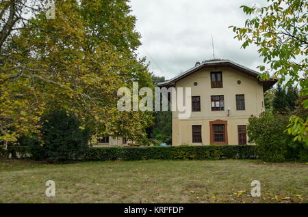 Fragment de l'ancienne étable restaurée au monument national de l'architecture de paysage Parc à la périphérie de Sofia, Bulgarie, Europe Banque D'Images