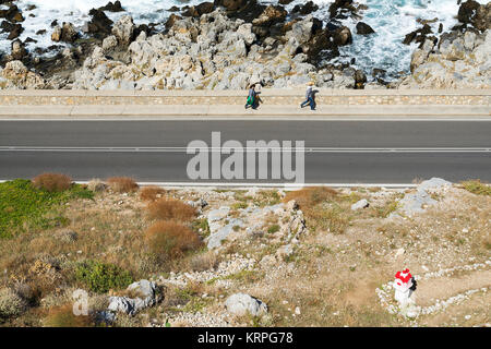 Les vagues se brisant sur une plage de galets, formant un jet. Vague et éclaboussures sur les plage. Banque D'Images