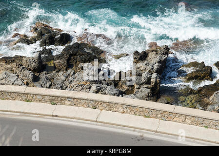 Les vagues se brisant sur une plage de galets, formant un jet. Vague et éclaboussures sur les plage. Banque D'Images