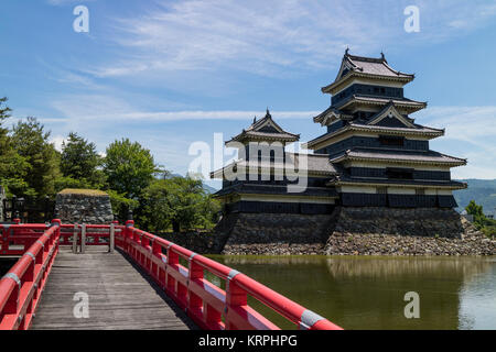 Matsumoto - le Japon, le 6 juin 2017:Château Matsumoto, également connu sous le nom de "Château du Corbeau" en raison de son extérieur noir, vu depuis le pont rouge Banque D'Images