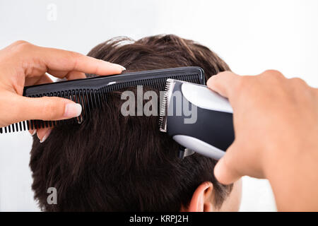 Coiffure homme coupe cheveux tondeuse électrique avec du Banque D'Images