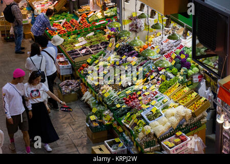 Kanazawa - Japon, 10 juin 2017 : Variété de légumes crus en vente à l'Marché Omicho Banque D'Images