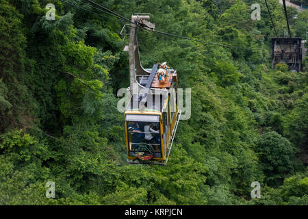 Kawaguchio - le Japon, le 14 juin 2017 : Kachi Kachi Ropeway, sur le chemin du point d'observation près du sommet du mont Tenjo Banque D'Images