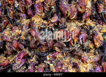 Crabe fermentée au piment et l'ail au marché local dans le sud du Vietnam. Banque D'Images